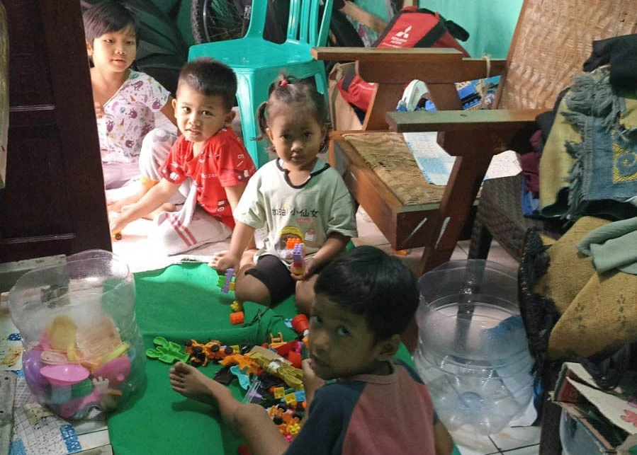 Bermain bersama anak-anak